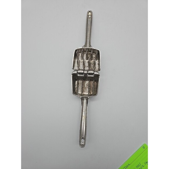 Vintage Irvin Ware Aluminum Ice Crusher Press - Picture 3 of 8